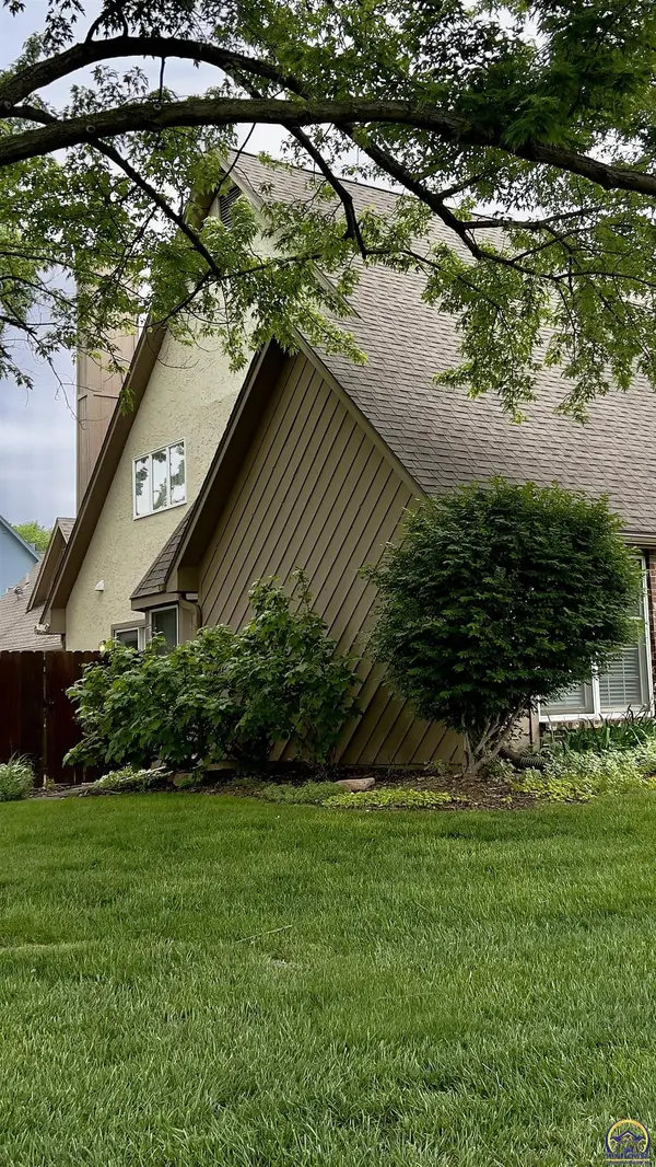 5724 SW Foxcroft North CIR, Topeka, KS 66614
