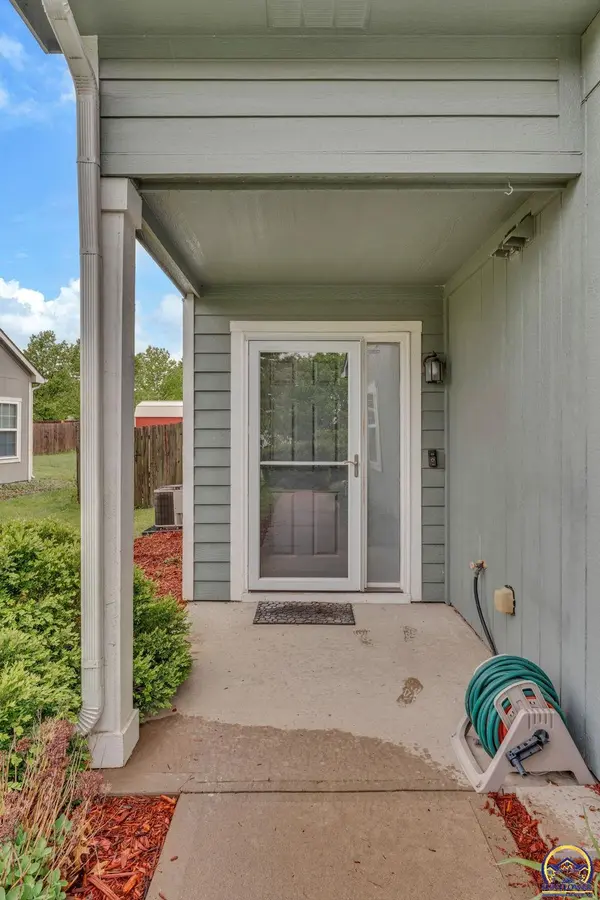 2429 Surrey Dr, Lawrence, KS 66046