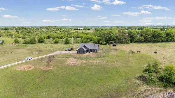 1714 SE Herschell RD, Tecumseh, KS 66542