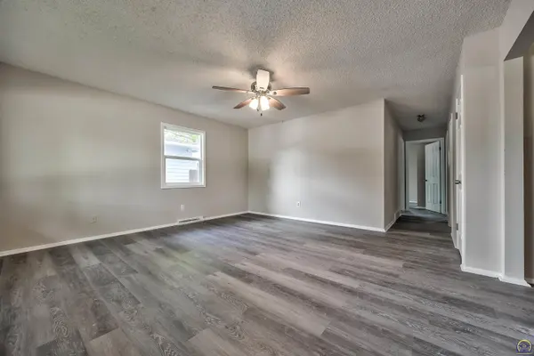 1917 SW Crest DR, Topeka, KS 66604