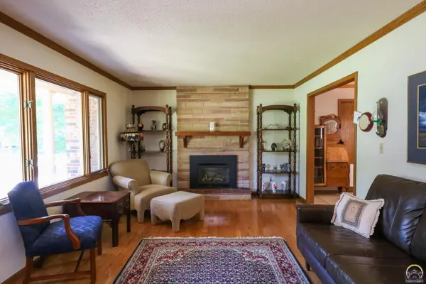 1410 Drury LN, Emporia, KS 66801