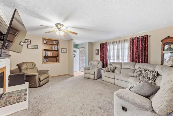 201 Sage RD, Silver Lake, KS 66539