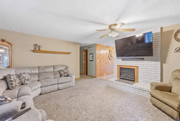 201 Sage RD, Silver Lake, KS 66539