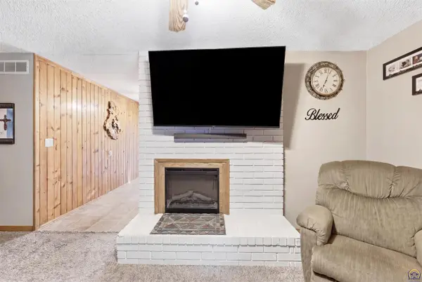 201 Sage RD, Silver Lake, KS 66539