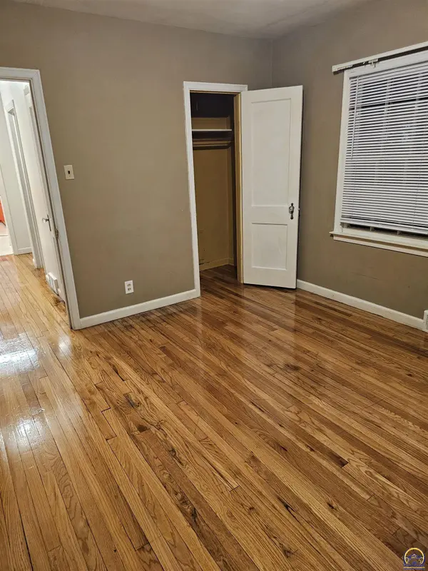 2323 SW Huntoon ST, Topeka, KS 66604