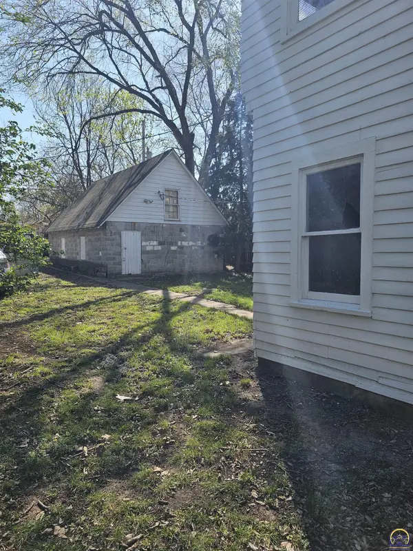 400 SW Orchard ST, Topeka, KS 66606