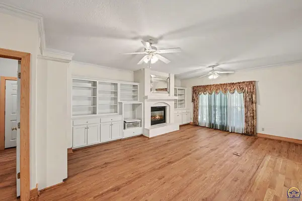 3355 SW Westport DR, Topeka, KS 66614