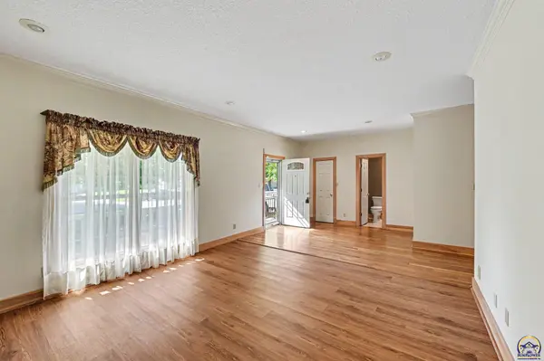 3355 SW Westport DR, Topeka, KS 66614