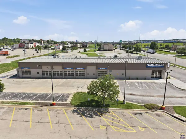 1136 SW Wanamaker Rd, Topeka, KS 66604
