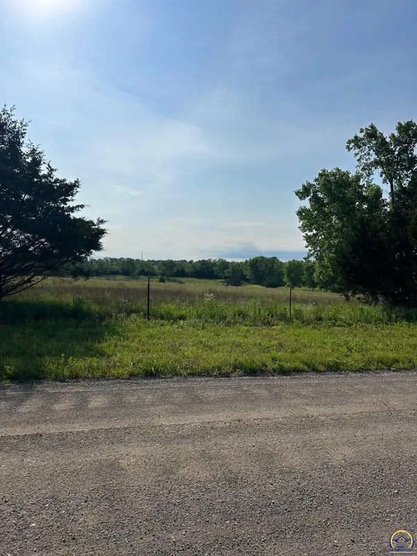 000 SE Ratner RD, Tecumseh, KS 66542