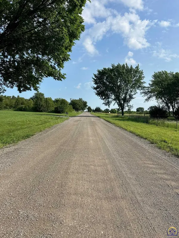 000 SE Ratner RD, Tecumseh, KS 66542