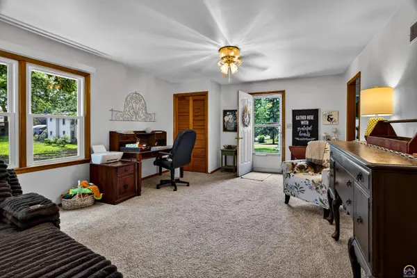 323 Lincoln AVE, Holton, KS 66436