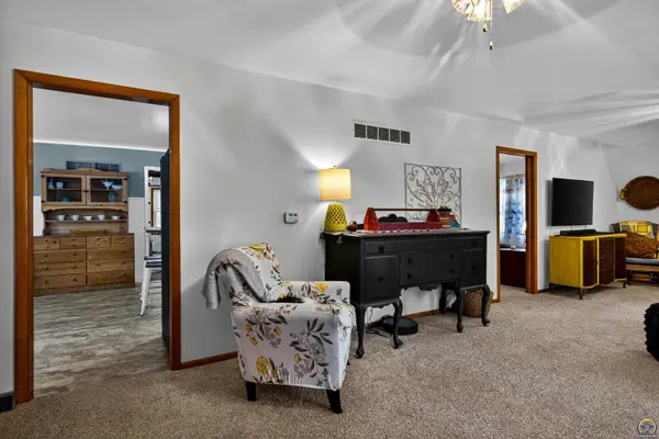 323 Lincoln AVE, Holton, KS 66436