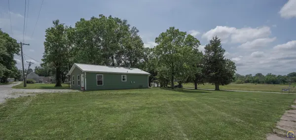 438 Searle St, Whiting, KS 66552