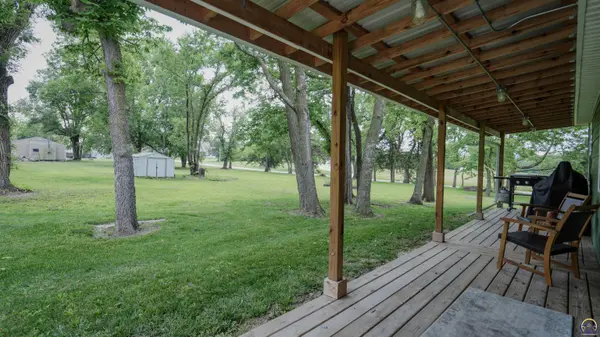 438 Searle St, Whiting, KS 66552