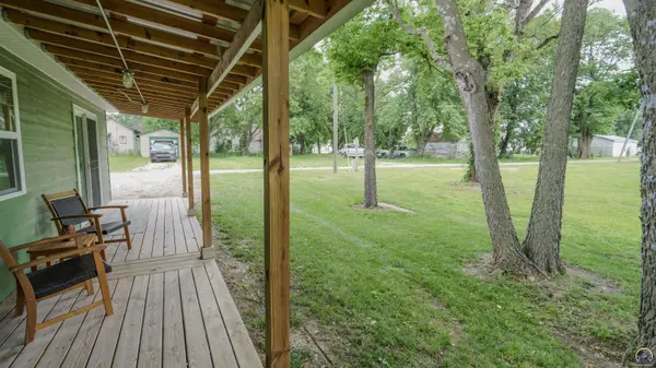 438 Searle St, Whiting, KS 66552