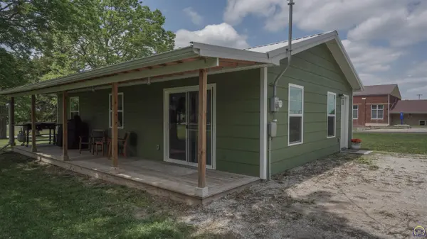438 Searle St, Whiting, KS 66552