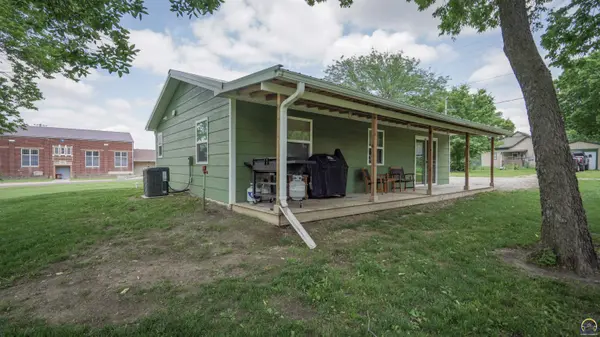 438 Searle St, Whiting, KS 66552