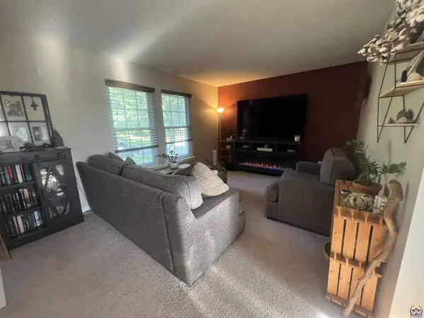 2011 Holiday DR, Emporia, KS 66801