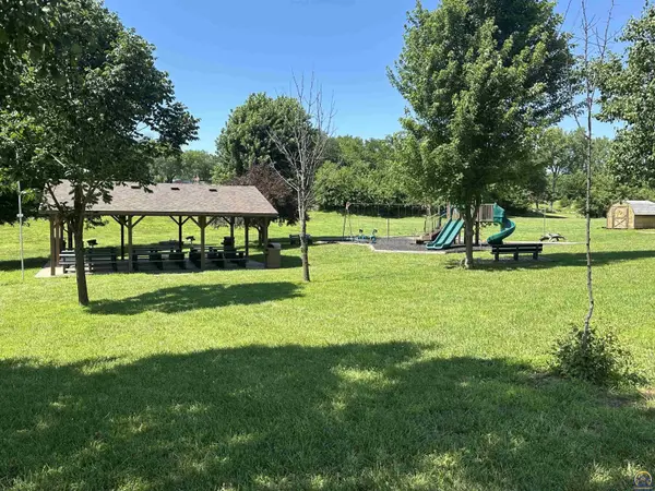 7915 Lake Ridge Pkwy, Ozawkie, KS 66070