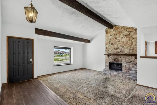 5701 SW Arrowhead CT, Topeka, KS 66614