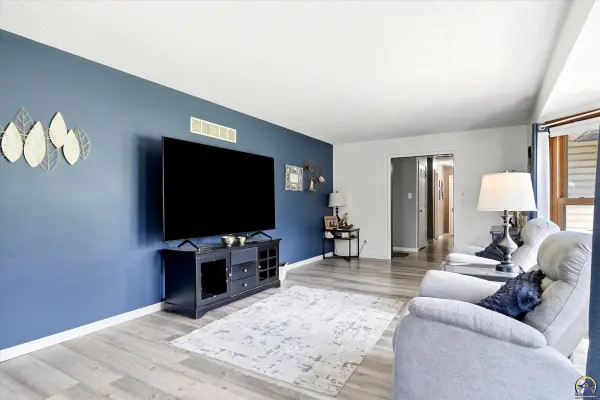 5133 NW 52nd St, Topeka, KS 66618