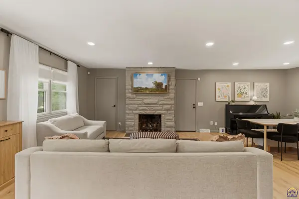 927 W 20th Ter, Lawrence, KS 66046-2813