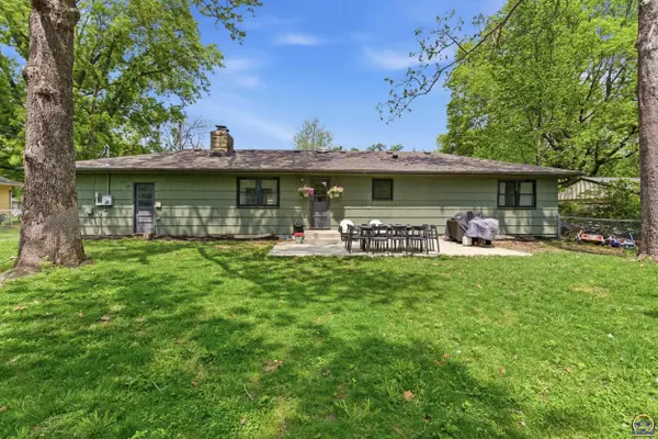 927 W 20th Ter, Lawrence, KS 66046-2813