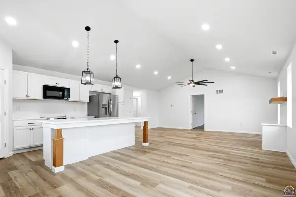 7847 Seneca Lake RD, Ozawkie, KS 66070