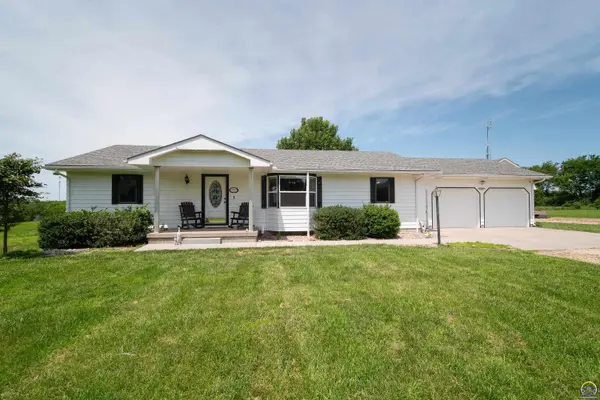 10727 SW Auburn RD, Wakarusa, KS 66546
