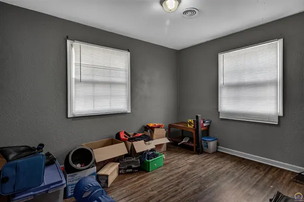 5713 SW 14th ST, Topeka, KS 66604