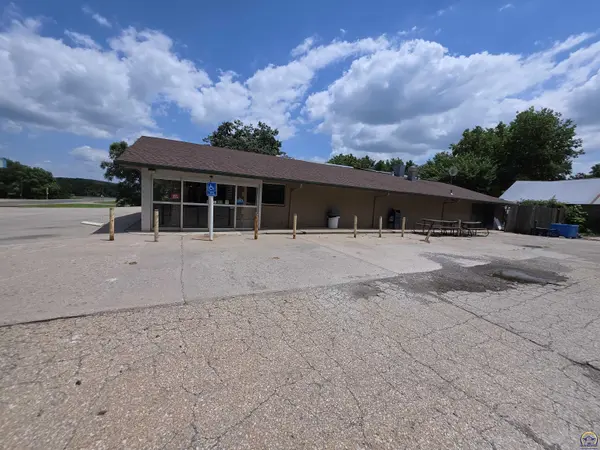 901 Oak ST, Valley Falls, KS 66088