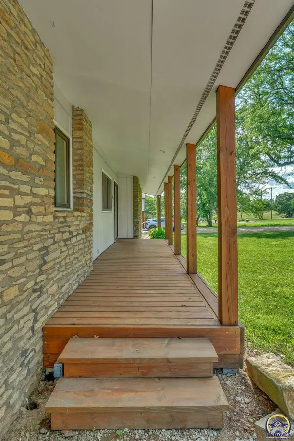 721 NW 62nd St, Topeka, KS 66617