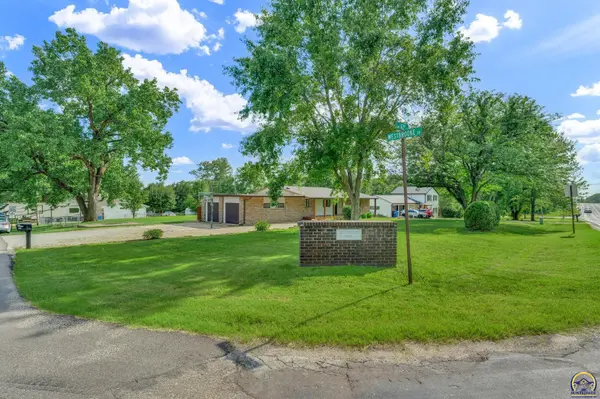 721 NW 62nd St, Topeka, KS 66617