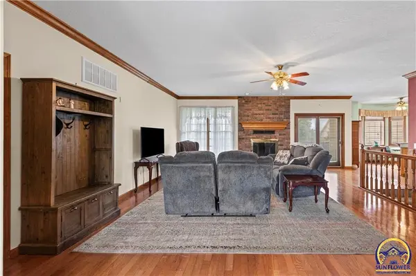 819 Pryor St, Iola, KS 66749-4002