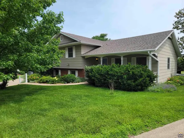 2002 Schaeffer Way, Emporia, KS 66801-4964