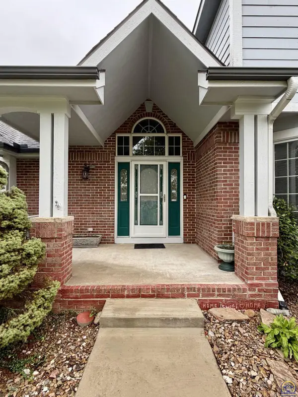 2027 SW West Trail RD, Topeka, KS 66615