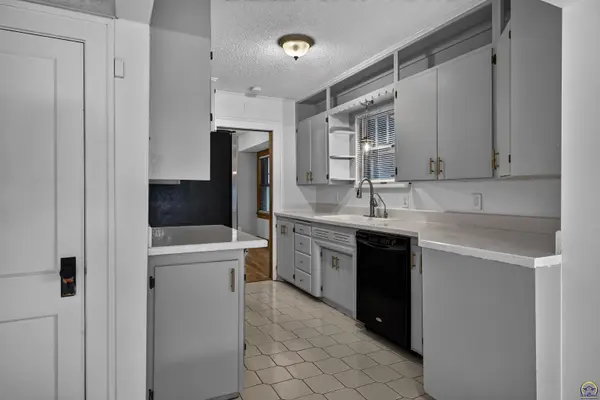 1339 SW High AVE, Topeka, KS 66604
