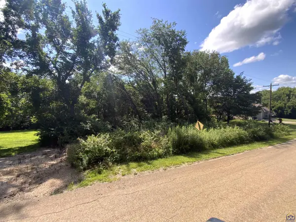 6373 Rock Creek DR, Ozawkie, KS 66070
