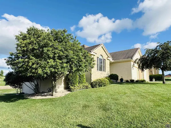 2906 Hidden Lakes Dr, Emporia, KS 66801
