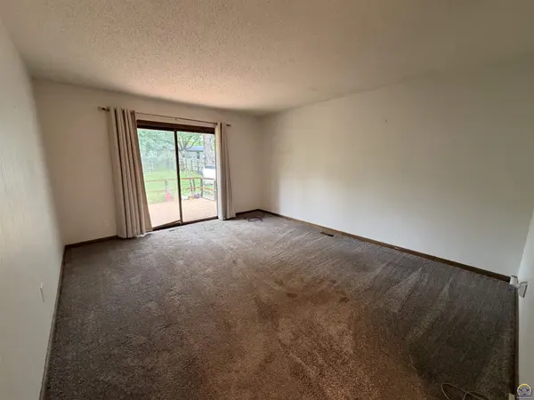 556 N 4th St, Carbondale, KS 66414