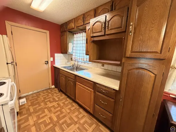 556 N 4th St, Carbondale, KS 66414