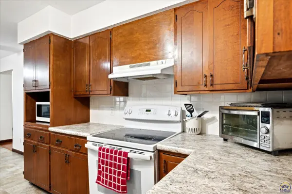 231 Safford ST, Osage City, KS 66523