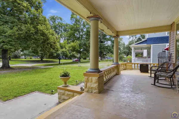 411 SW Woodlawn Ave, Topeka, KS 66606