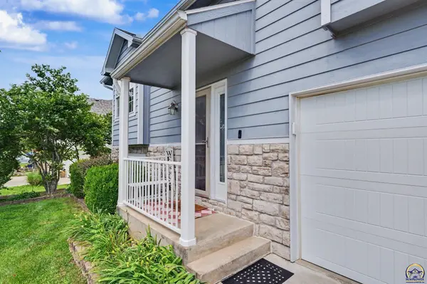 953 N Hickory Dr, Tonganoxie, KS 66086