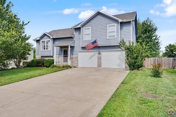 953 N Hickory Dr, Tonganoxie, KS 66086