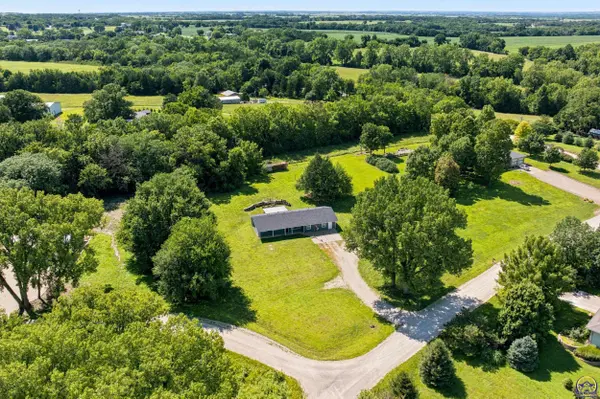 4668 Meadow LN, Wamego, KS 66547