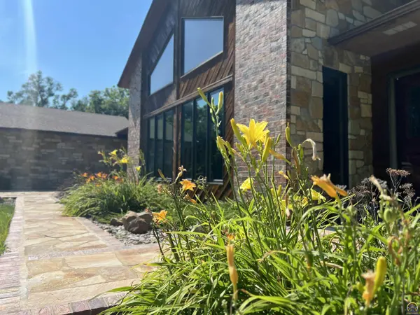3840 NE Kimbal RD, Topeka, KS 66617