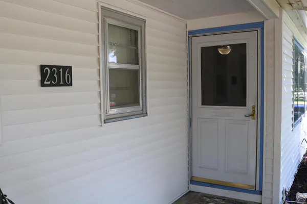 2316 SW Madeline LN, Topeka, KS 66614