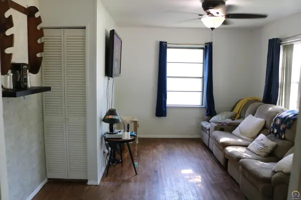 2316 SW Madeline LN, Topeka, KS 66614